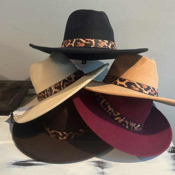 styline Accessories - Felt hat with cheetah inspired belt